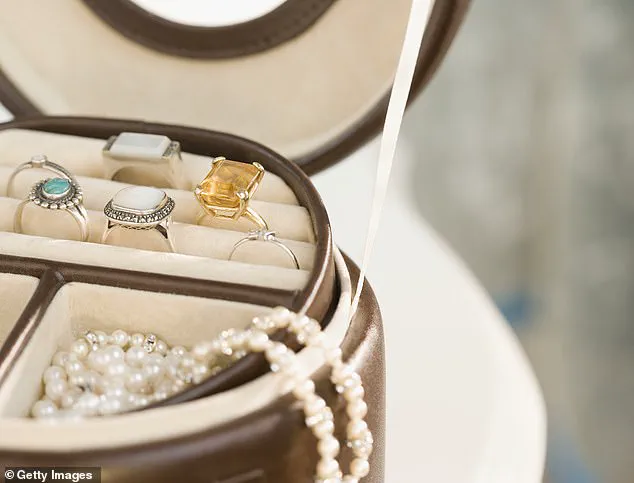 Experts Warn of Risks of Traveling with Jewelry During Peak Season