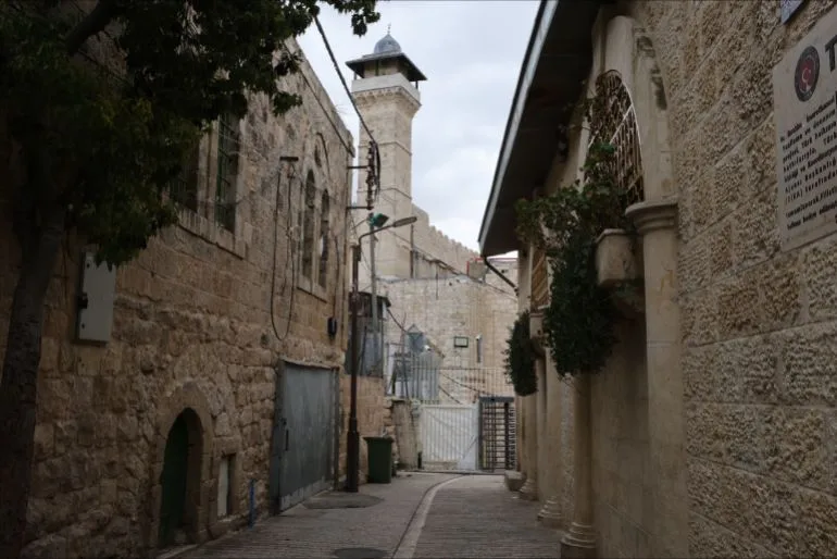 Israeli Forces Tighten Grip on Ibrahimi Mosque in Hebron, Deepening Tensions and Undermining Palestinian Heritage