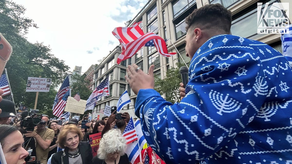 Protesters rally outside Gracie Mansion demanding Mayor Mamdani's removal over antisemitism concerns.
