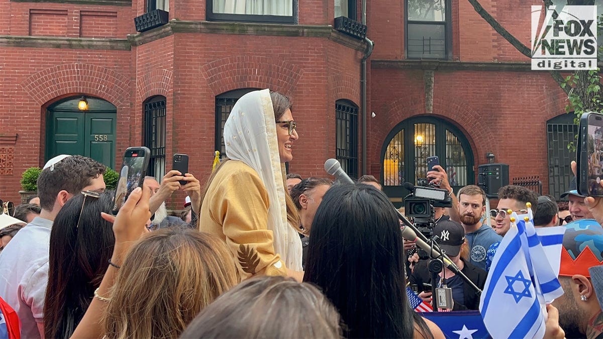 Protesters rally outside Gracie Mansion demanding Mayor Mamdani's removal over antisemitism concerns.
