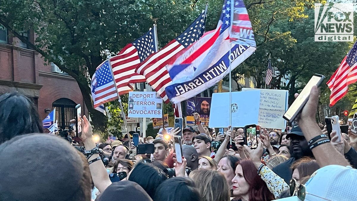 Protesters rally outside Gracie Mansion demanding Mayor Mamdani's removal over antisemitism concerns.